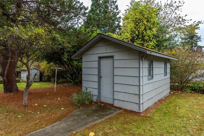 Building Photo - 3 Bedroom Single Story House w/Large Fence...