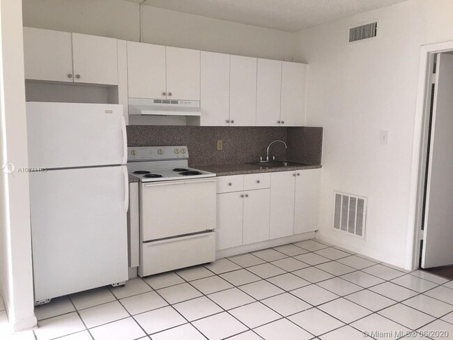 Building Photo - 8320 SW 65th Ave