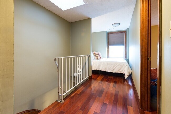 Building Photo - 474 E 7th St