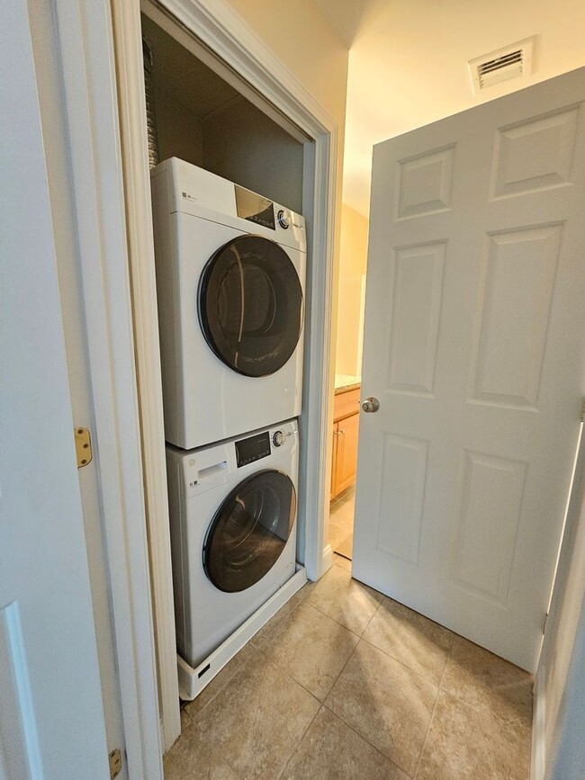 Building Photo - Spacious 2 Bed, 1 Bath Condo