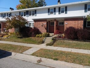 Building Photo - 3 Bedroom, 1.5 Bathroom Quadra-Plex