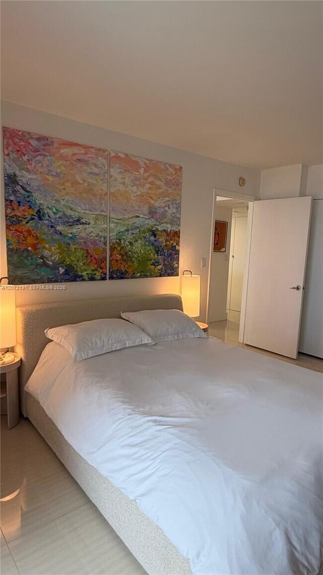 Building Photo - 540 Brickell Key Dr