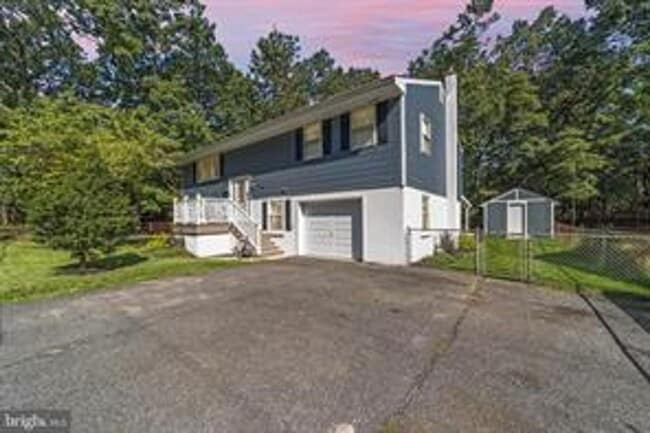 Building Photo - Modern 4 bedroom with fenced backyard