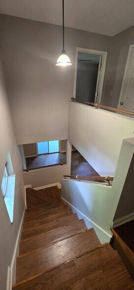 Building Photo - 2025A Stoneycreek Dr