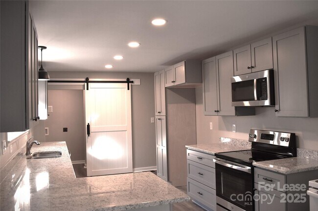 Building Photo - 320 W Stewart Ave