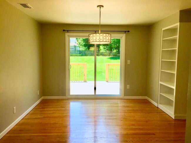 Building Photo - 802 Hillmoor Dr