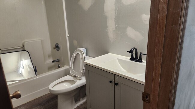 Building Photo - 606 Vattier Street