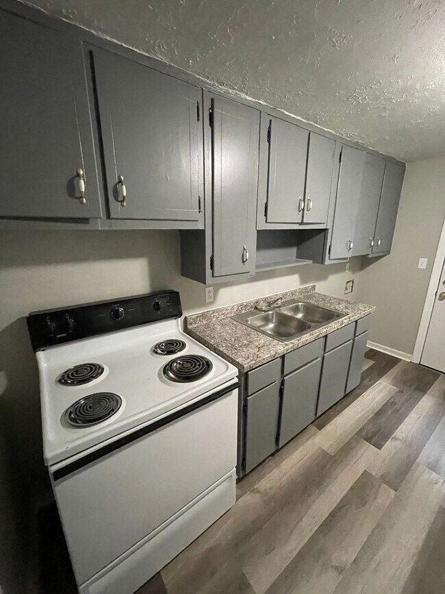Building Photo - 2 Bedroom/1 Bathroom Carrollton Apartment ...