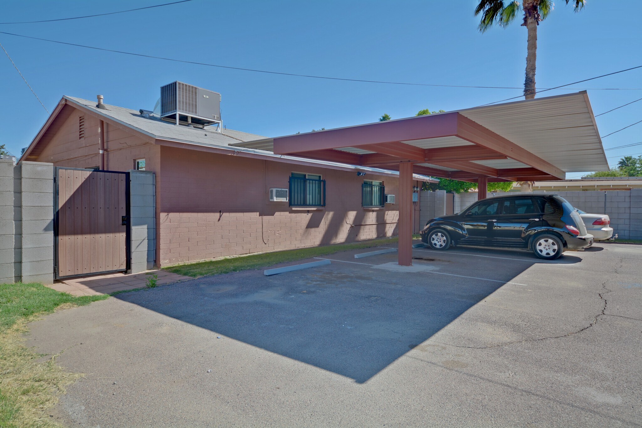 Building Photo - 2437 E Clarendon Ave