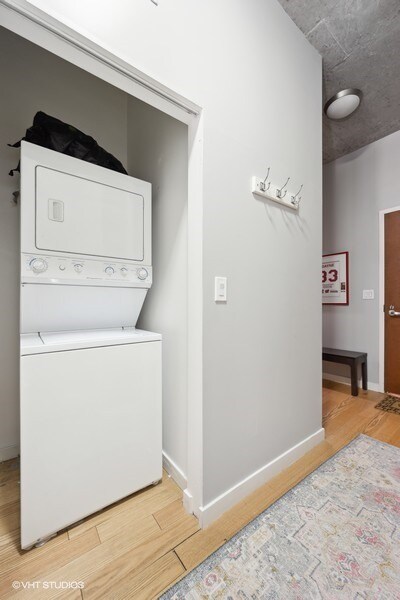 Building Photo - 235 W Van Buren St