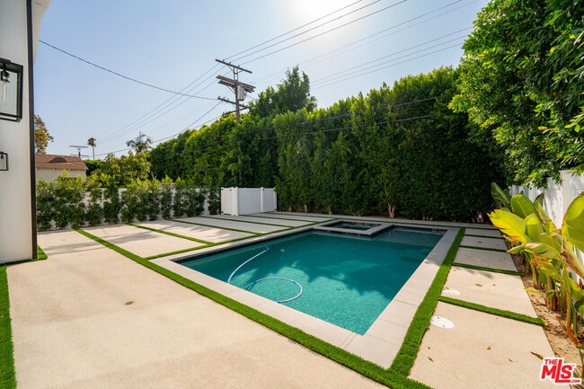 Building Photo - 4539 Longridge Ave