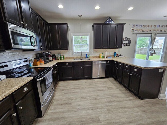 Building Photo - Gorgeous and Spacious 4 Bedroom Home!