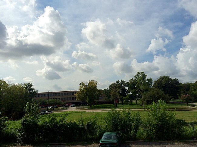 Building Photo - 3812 Wipprecht St