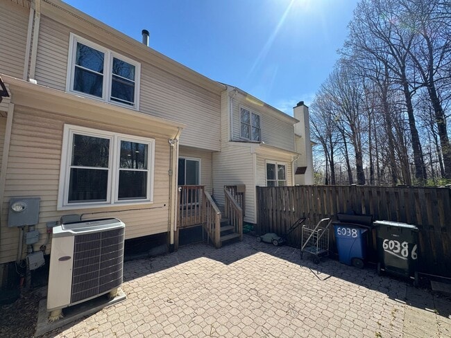 Building Photo - Gorgeous 3 Bed 2/2 Bath Interior Townhome In Little Rocky Run