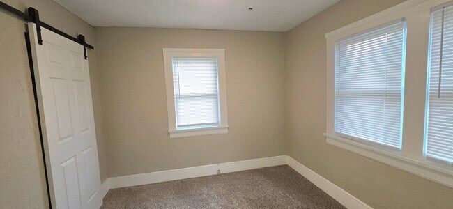 Building Photo - 3 Bedroom, 1 Bath home on North National for $950!