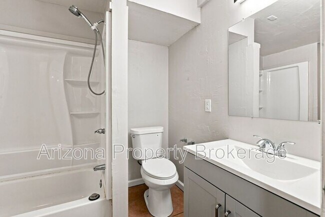 Building Photo - 3302 W Solano Dr S