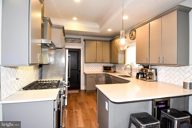 Building Photo - 1540 Levis St NE