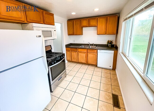 Building Photo - Charming Brick Rambler