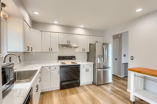 Building Photo - 4 BED 3 BATH HOUSE NEAR CREAK PARK!!!