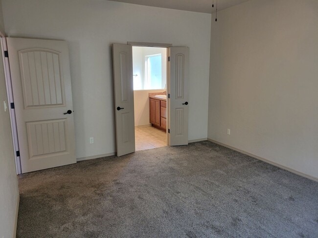 Building Photo - 3 Bedroom, 2 Bathroom Home!