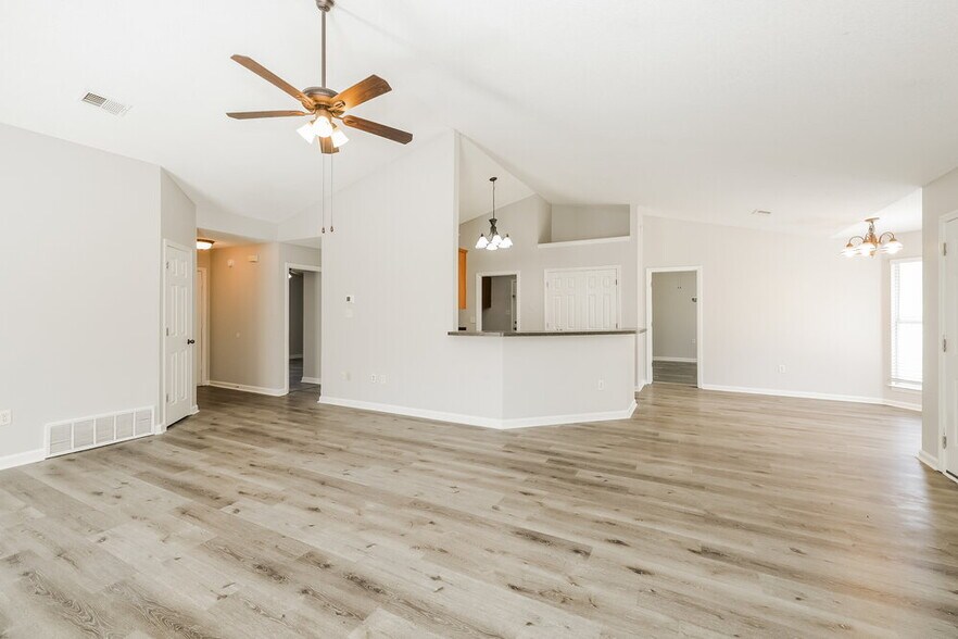Building Photo - 7832 Sarah Ann Dr S