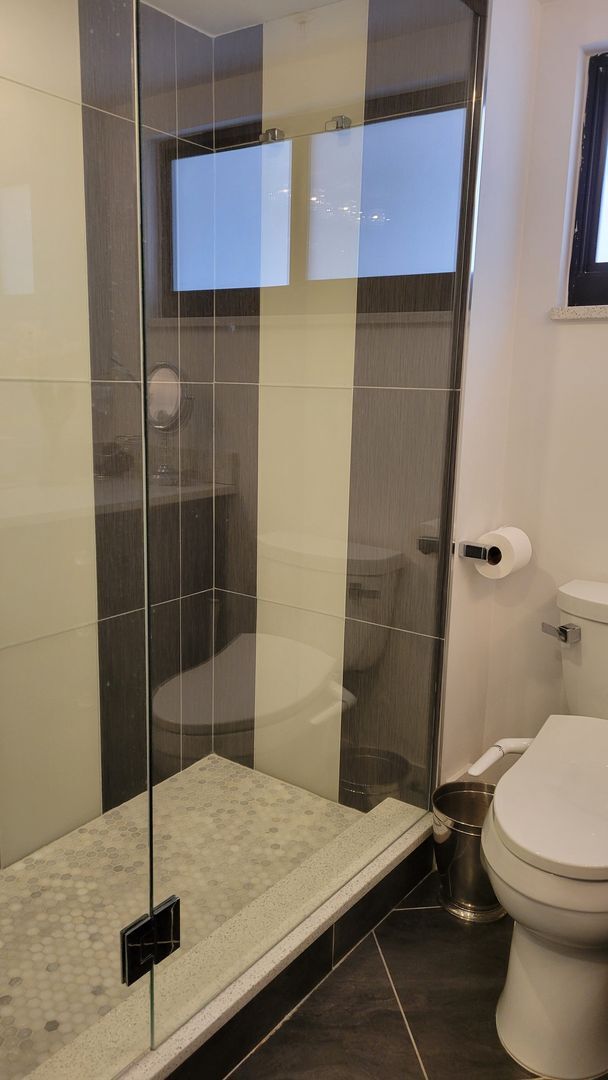 Building Photo - Beautifully renovated 2/2 condo downtown Sarasota with view of Bay!