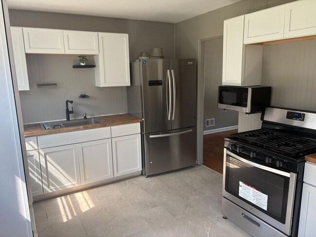 Building Photo - Home with finished basement and fenced in yard