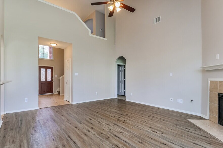 Building Photo - 4939 Forest Hurst Dr