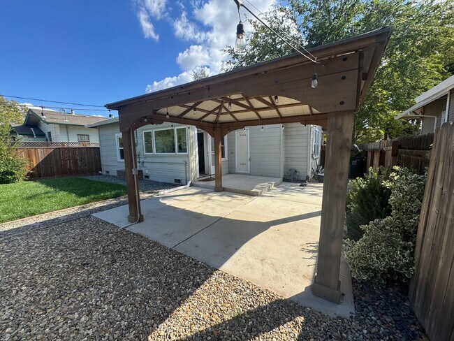 Building Photo - 2 bedroom |1 bathroom | Charming West Taho...