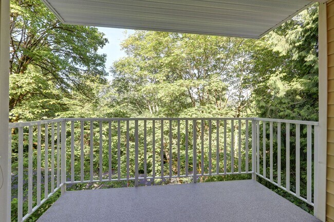 Building Photo - Charming Updated 2 Bedroom 2 Bathroom Bellevue Condo