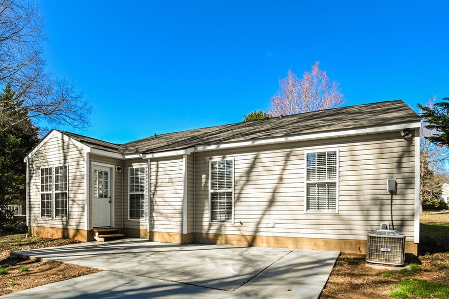 Building Photo - 1610 Royal Tree Ct