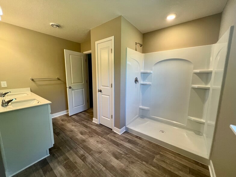 Large master bathroom - 13853 Kaylemore Trl