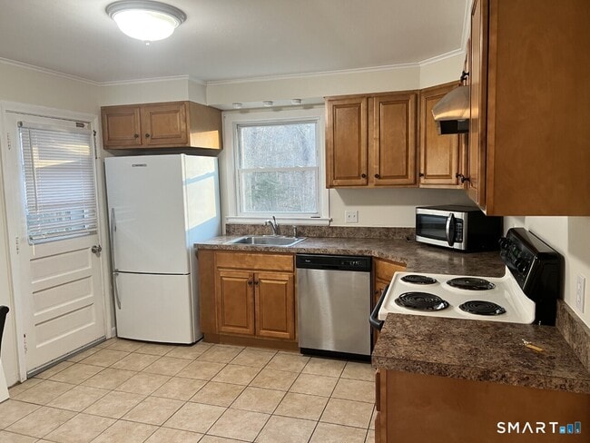 Building Photo - 23 Pinewood Rd