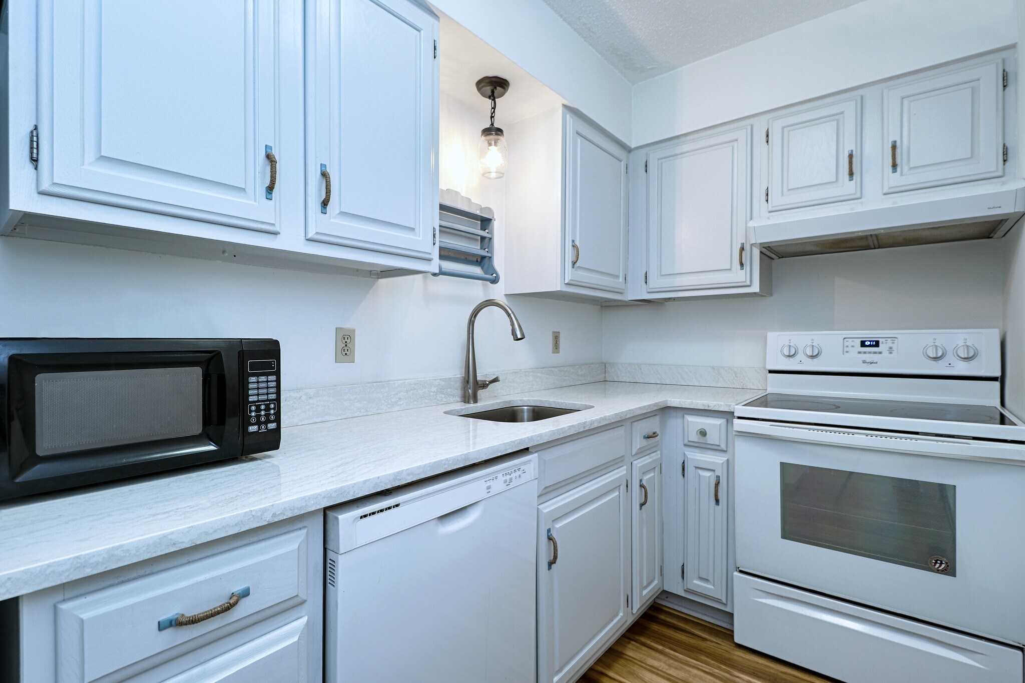 Building Photo - 155 Short Beach Rd