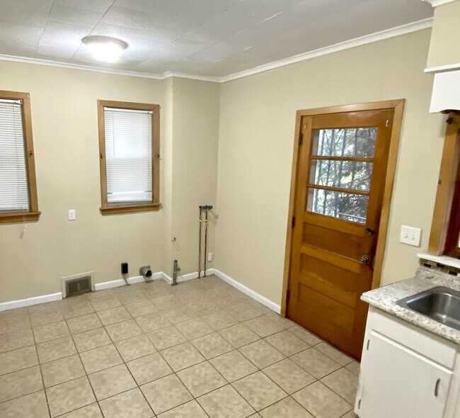 Building Photo - 611 Crown Ave