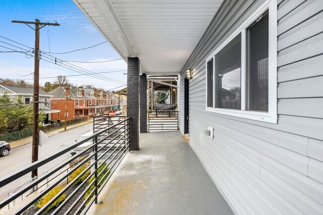 Building Photo - Beautifully Renovated 3 Bed/2.5 Bath Home in Mt Washington - Convenient Location