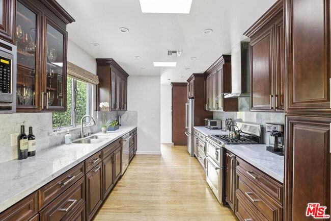 Building Photo - 735 Westmount Dr