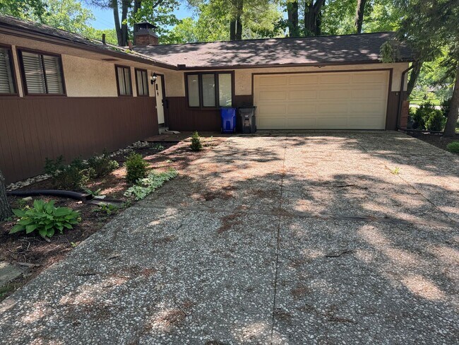 Building Photo - 3 Bedroom Ranch Home - Upper Arlington, OH