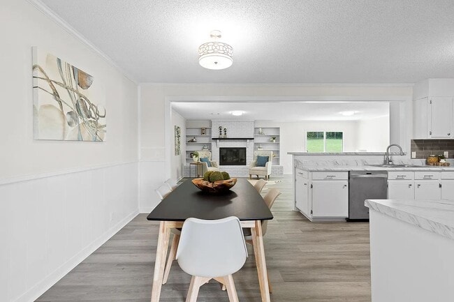 Building Photo - Charming 3BR Home on a Quiet Cul-de-Sac with Large Fenced Yard