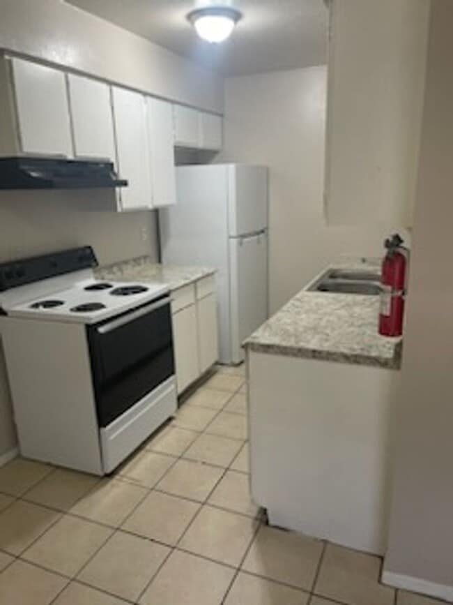 Building Photo - 2/1 Fourplex - Upstairs - HUD ACCEPTED - Move In ASAP