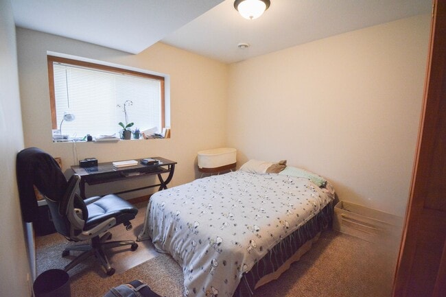 Building Photo - Spacious 4-Bedroom Home with Scenic Views ...