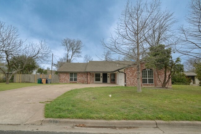 Building Photo - 2103 Pompton Dr