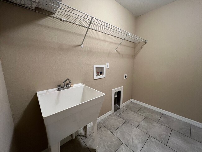 Building Photo - Available NOW! Immaculate 3 Bedroom, 2 Bat...