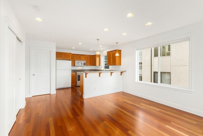 Building Photo - Fantastic Ballard 3 Bedroom 3 Bath Townhouse w/ Garage
