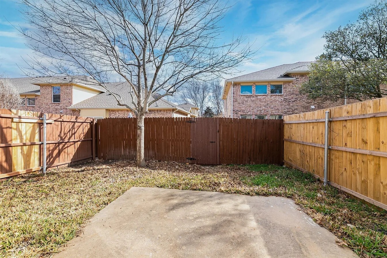 Building Photo - 9829 Fleetwood Dr