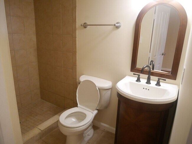 Building Photo - Modernized 2 Bedroom Rowhome in Baltimore