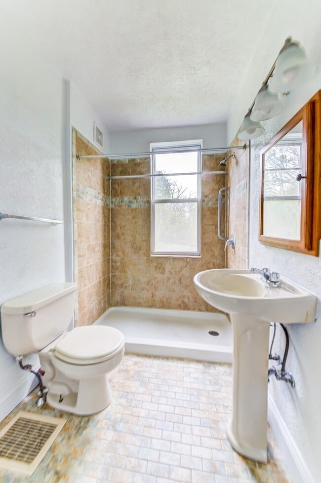 Building Photo - 20 Sylvania Ave