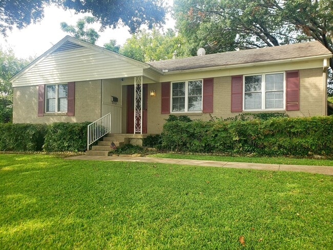 Primary Photo - 585 Classen Dr