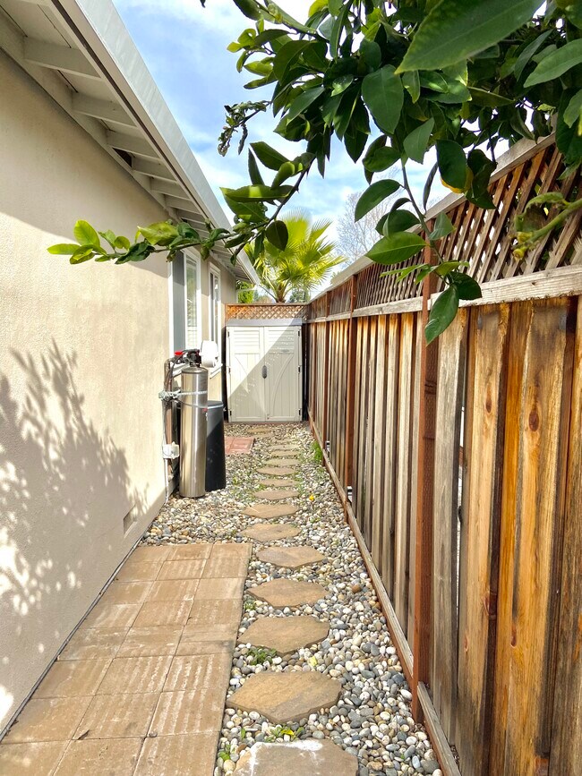 Building Photo - 622 Los Padres Blvd