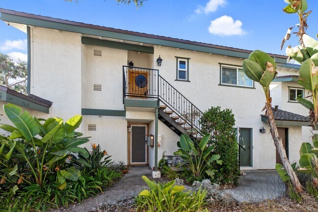 Building Photo - Highly Upgraded, Top Floor Condo in Huntin...